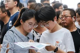 场面失控！罗马德比战双方球迷在看台互射烟火！